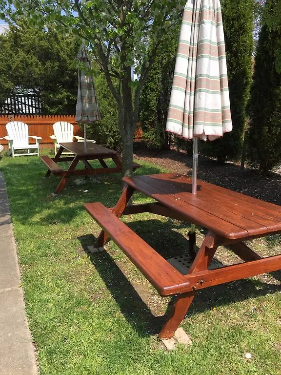 Apartment First Floor, 2 Bedrm 2 Bath, Sleeps 6, Parking Available, Walk To Beach & Shop
