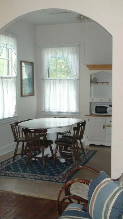 First Floor, 2 Bedrm 2 Bath, Sleeps 6, Parking Available, Walk To Beach & Shop