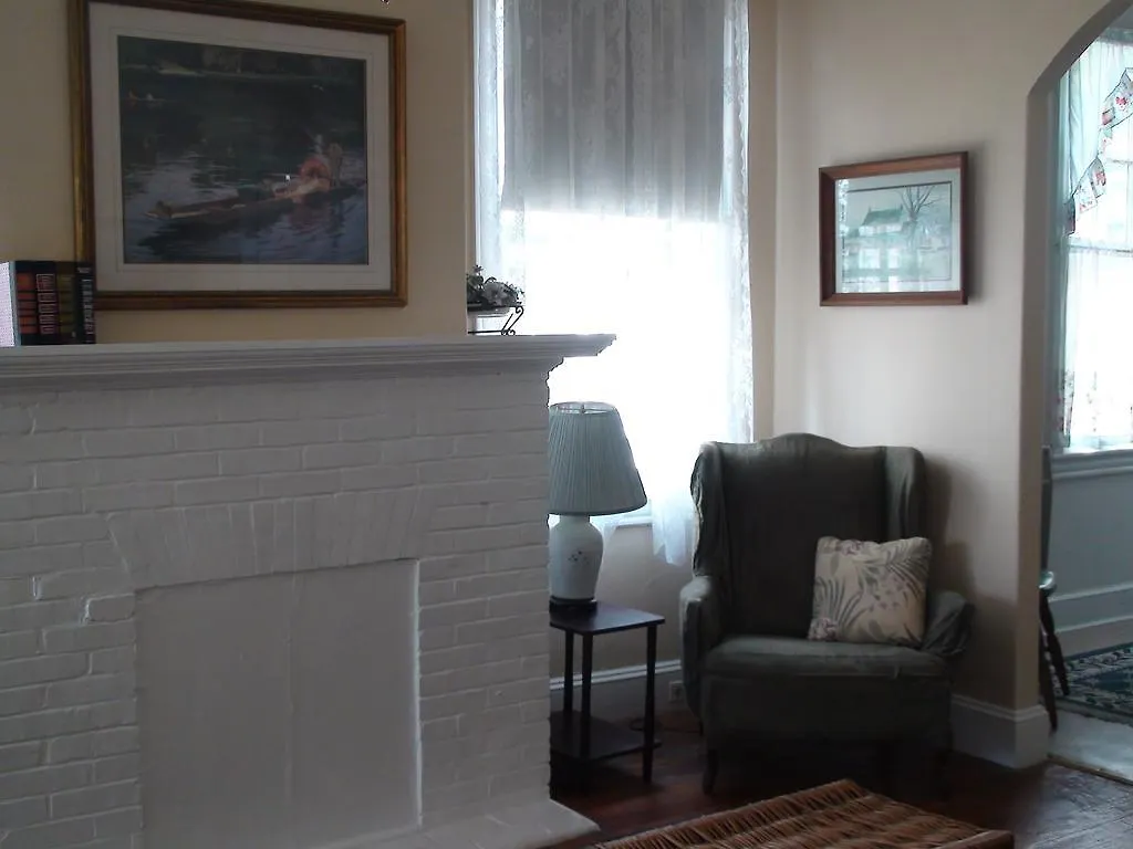 First Floor, 2 Bedrm 2 Bath, Sleeps 6, Parking Available, Walk To Beach & Shop Apartment