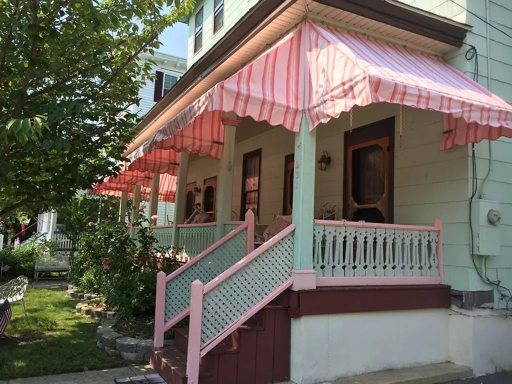 First Floor, 2 Bedrm 1 Bath Sleeps 5, Parking Available, Walk To Beach And Mall Apartment