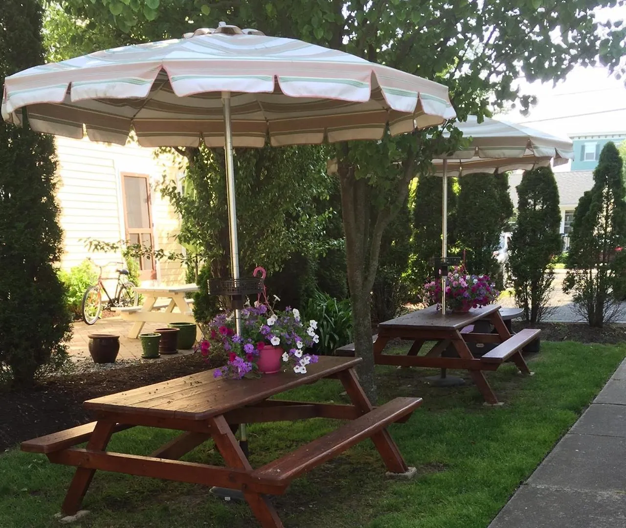 First Floor, 2 Bedrm 1 Bath Sleeps 5, Parking Available, Walk To Beach And Mall Apartment Cape May