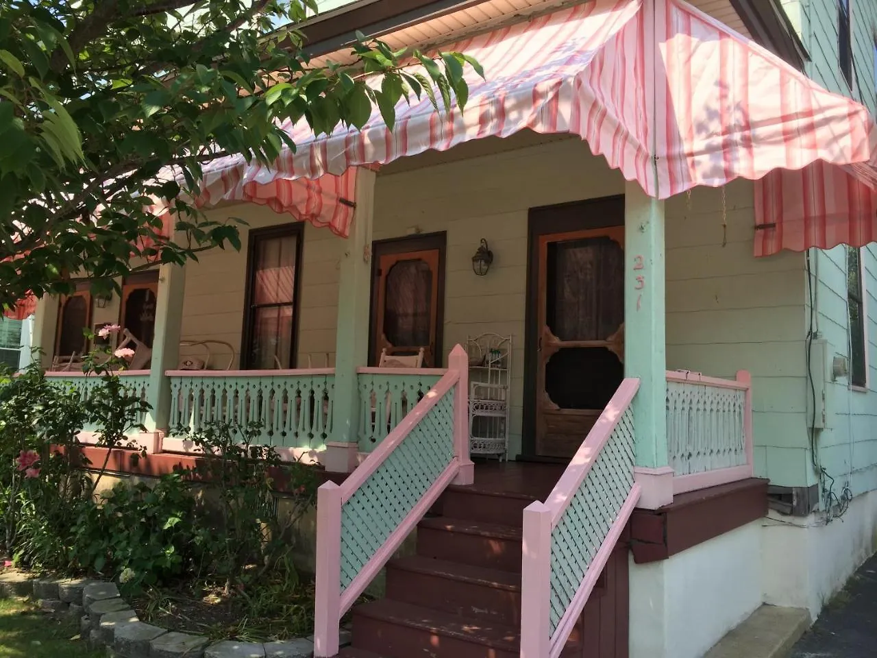 First Floor, 2 Bedrm 1 Bath Sleeps 5, Parking Available, Walk To Beach And Mall Apartment Cape May