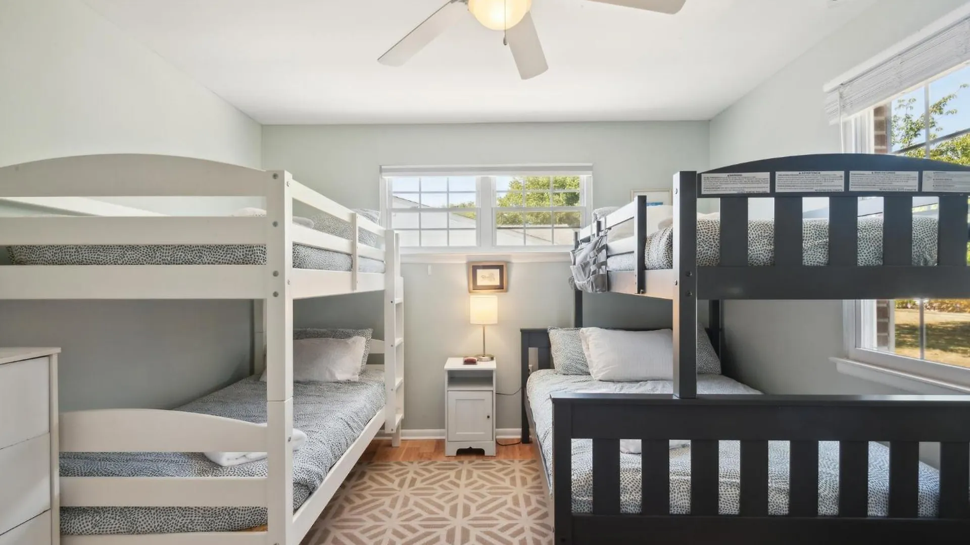 Cozy 2br - Beachside Bliss With Yard Space Apartment *