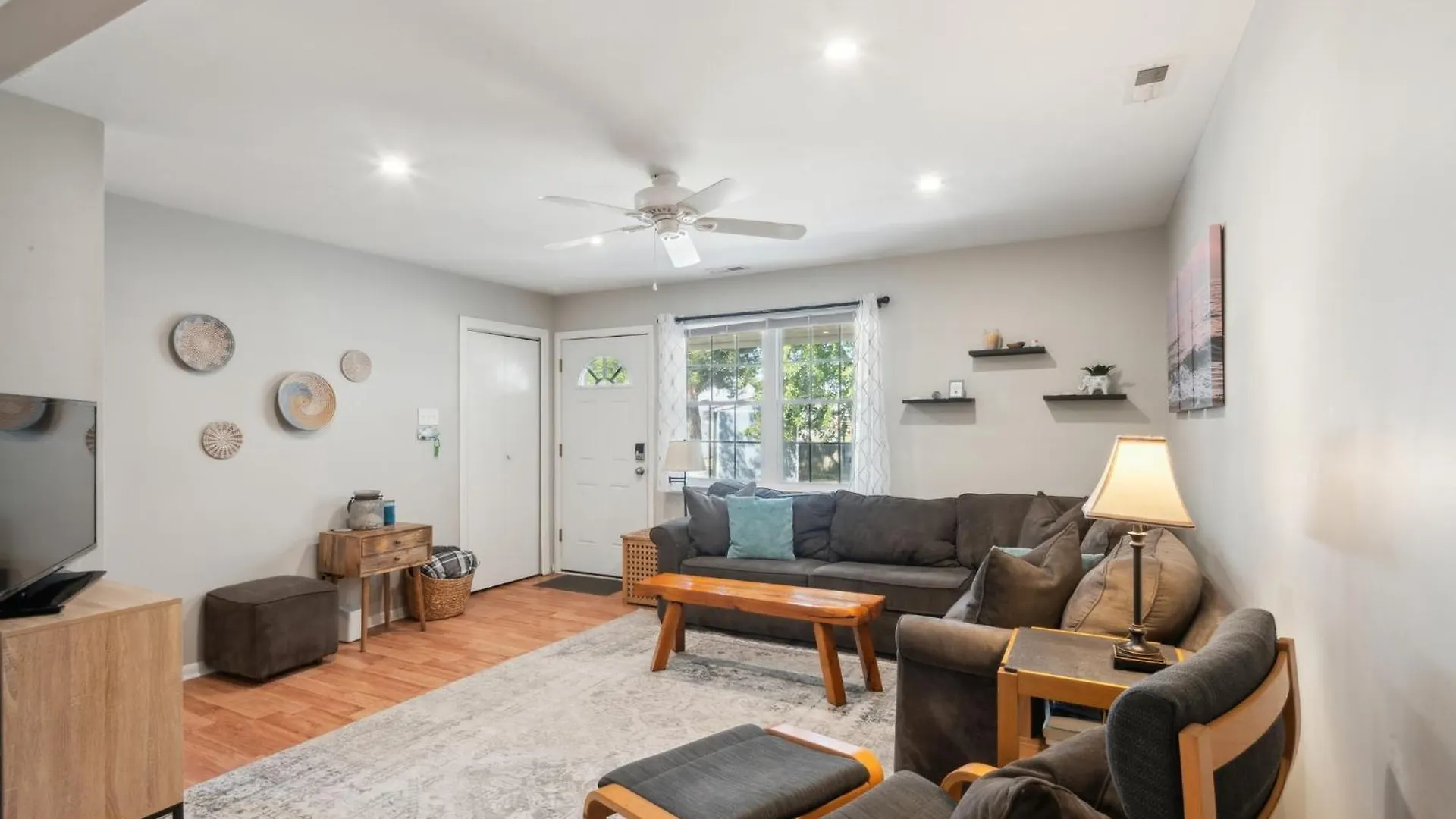 Cozy 2br - Beachside Bliss With Yard Space
