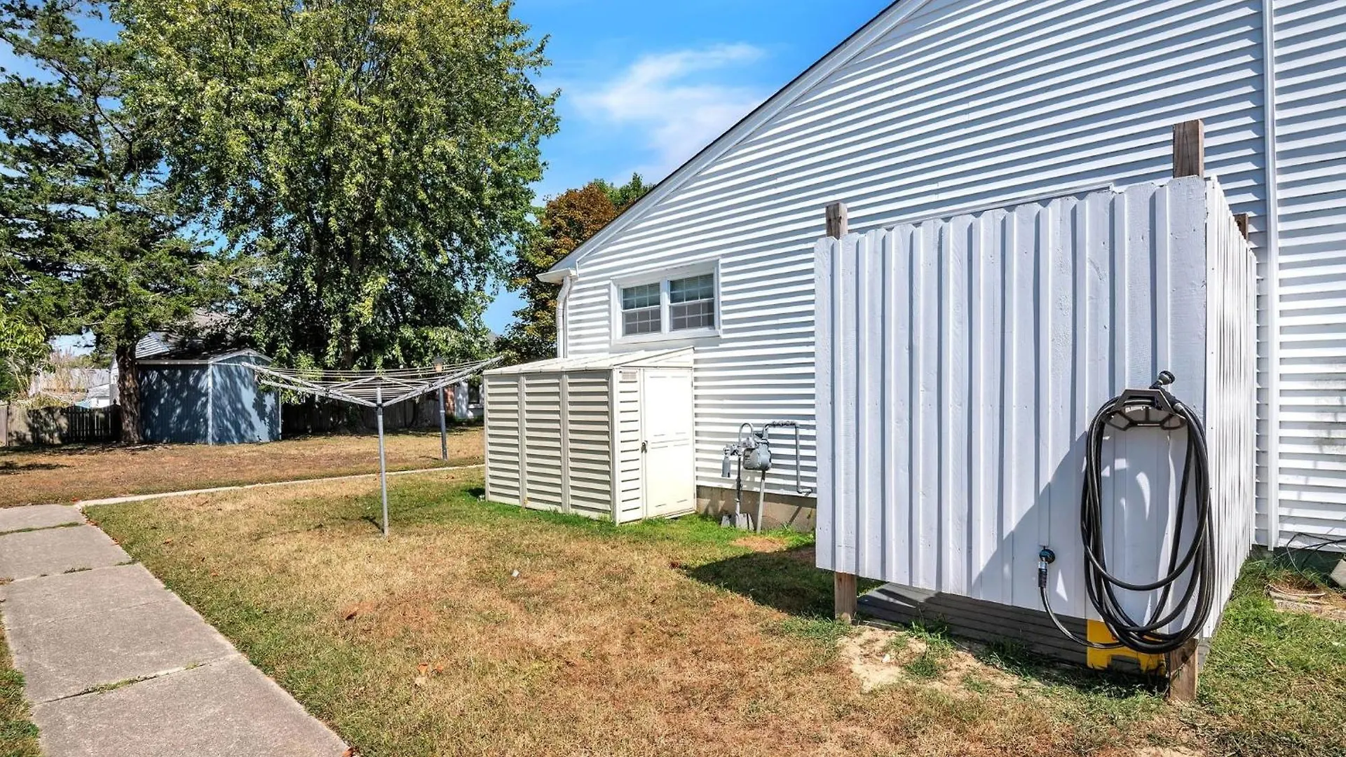 Cozy 2br - Beachside Bliss With Yard Space Apartment
