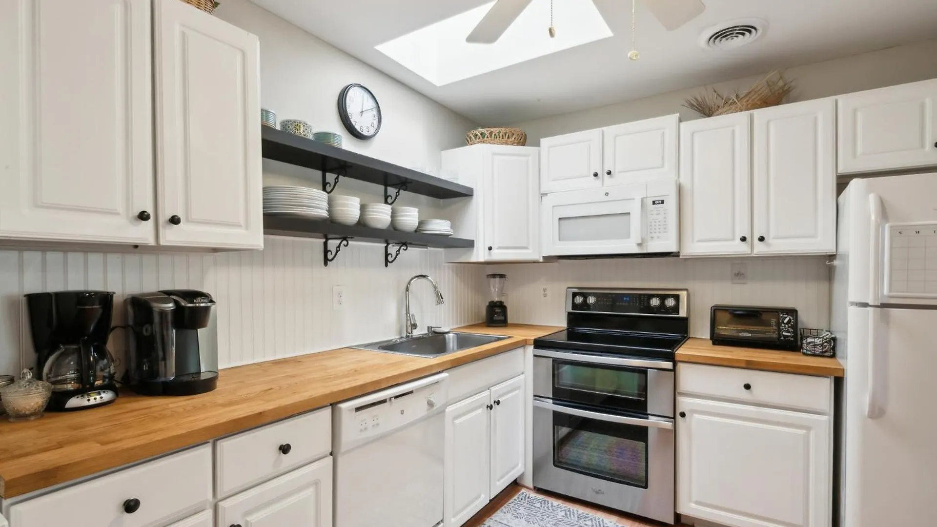 Cozy 2br - Beachside Bliss With Yard Space Apartment *