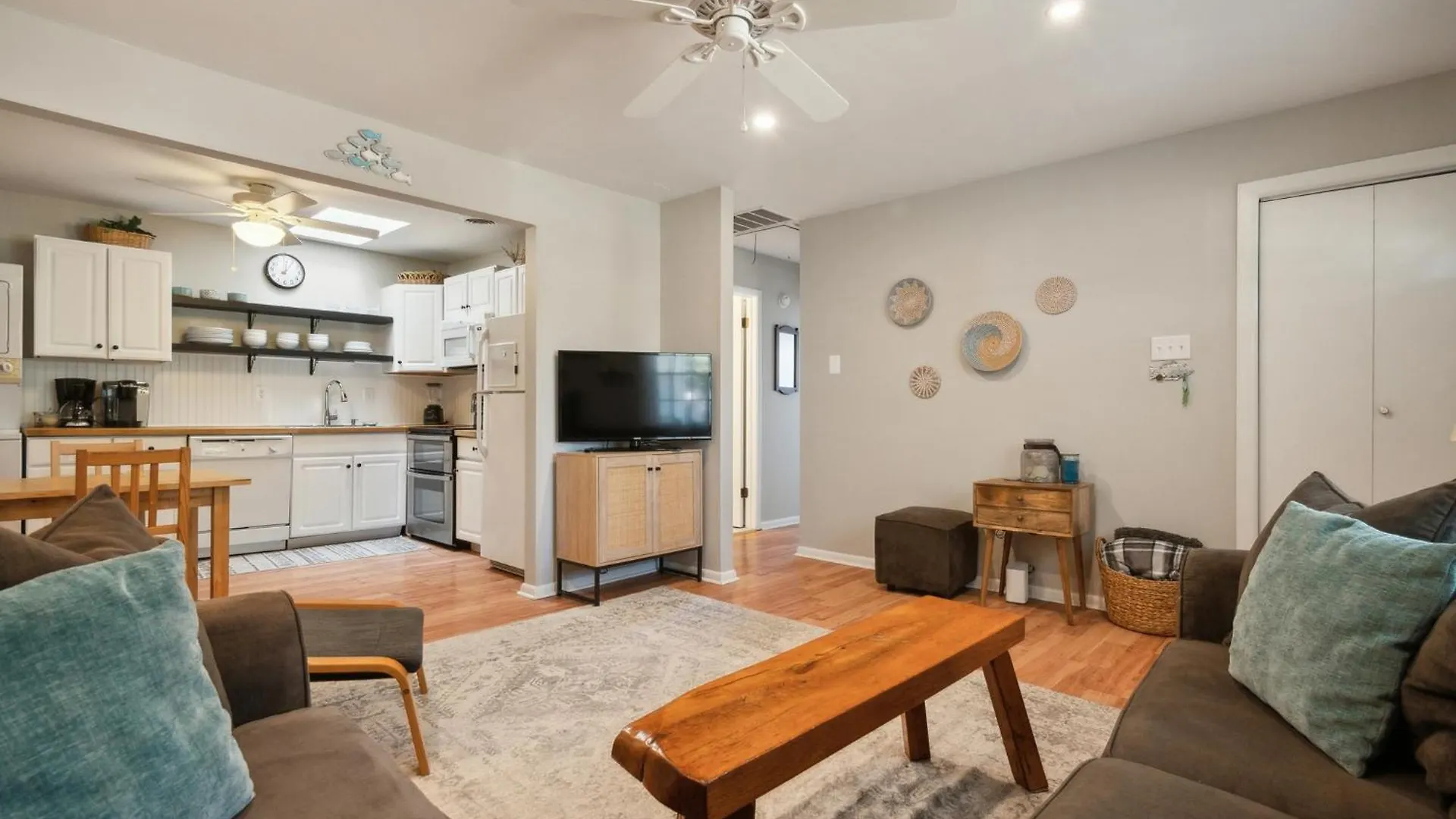 Apartment Cozy 2br - Beachside Bliss With Yard Space *
